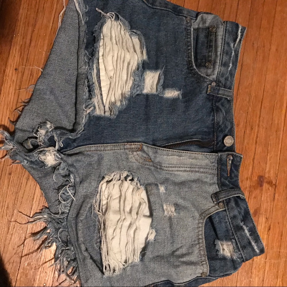 Dual tone distressed high waisted denim shorts